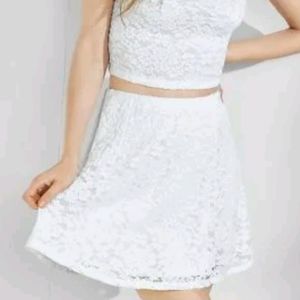 NWT Express white floral lace mini skirt size M. With lining.